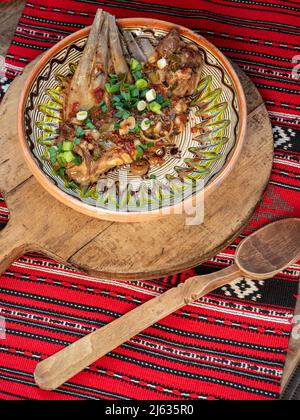 costolette di agnello arrosto in vaso di argilla Foto Stock