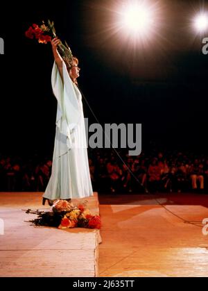 ALLA PUGACHEVA cantante e attrice sovietica 1988 durante la registrazione televisiva in televisione svedese Foto Stock