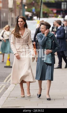 La Principessa reale, patrona del Royal College of Midwives (RCM), e la Duchessa di Cambridge, patrona del Royal College of Obstetricians and Gynecologists (RCOG), arrivano per una visita alla loro sede a Londra, Per conoscere il modo in cui l'RCM e il RCOG stanno lavorando insieme per migliorare l'assistenza sanitaria materna e incontrare i rappresentanti del Centro Nazionale per il miglioramento della maternità di Tommy. Data foto: Mercoledì 27 aprile 2022. Foto Stock