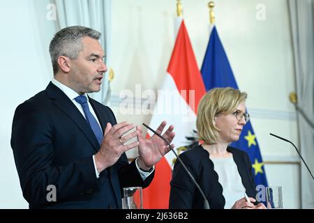 Vienna, Austria. 27th aprile 2022. All'interno del Consiglio dei ministri della Cancelleria federale, il Cancelliere federale Karl Nehammer (L) e Leonore Gewessler (R), Ministro federale per la protezione del clima, l'ambiente, l'energia, la mobilità, l'innovazione e la tecnologia. Tema: La fornitura di gas in Austria e nell'Unione europea Foto Stock