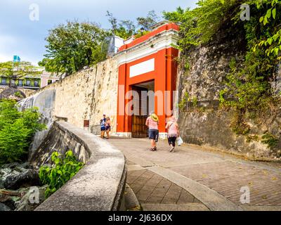 Porta San Juan ingresso alla città murata sul Paseo de la Princesa o la passeggiata della principessa nella vecchia San Juan Puerto Rico Foto Stock