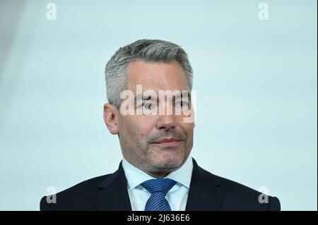 Vienna, Austria. 27th aprile 2022. Foyer stampa dopo il Consiglio dei ministri nella Cancelleria federale con il Cancelliere federale Karl Nehammer. Tema: La fornitura di gas in Austria e nell'Unione europea Foto Stock