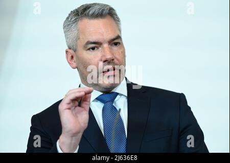 Vienna, Austria. 27th aprile 2022. Foyer stampa dopo il Consiglio dei ministri nella Cancelleria federale con il Cancelliere federale Karl Nehammer. Tema: La fornitura di gas in Austria e nell'Unione europea Foto Stock