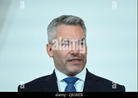 Vienna, Austria. 27th aprile 2022. Foyer stampa dopo il Consiglio dei ministri nella Cancelleria federale con il Cancelliere federale Karl Nehammer. Tema: La fornitura di gas in Austria e nell'Unione europea Foto Stock