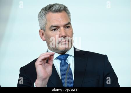 Vienna, Austria. 27th aprile 2022. Foyer stampa dopo il Consiglio dei ministri nella Cancelleria federale con il Cancelliere federale Karl Nehammer. Tema: La fornitura di gas in Austria e nell'Unione europea Foto Stock