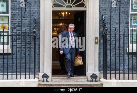 Londra, Inghilterra, Regno Unito. 27th Apr 2022. Il Segretario di Stato per gli alloggi, le Comunità e il governo locale MICHAEL GOVE lascia 10 Downing Street. (Credit Image: © Tayfun Salci/ZUMA Press Wire) Foto Stock