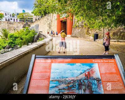 Porta San Juan ingresso alla città murata sul Paseo de la Princesa o la passeggiata della principessa nella vecchia San Juan Puerto Rico Foto Stock