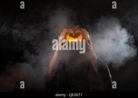 Zucca jack o lanterna invece della testa di una donna. Halloween Foto Stock