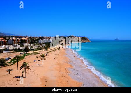 Paradise Beach Playa El Paraiso vicino Villajoyosa Alicante Spagna mare turchese palme Foto Stock