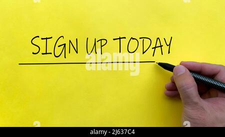 Scrivere a mano un testo di Sign Up Today su sfondo giallo. Concetto di business online Foto Stock