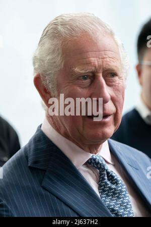 Il Prince of Wales vede alcuni dei progetti vincenti per il concorso inaugurale Terra carta Design Lab per aiutare i cambiamenti climatici, presso il Royal College of Art Dyson Gallery di Londra. Data foto: Mercoledì 27 aprile 2022. Foto Stock
