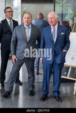 Il Principe del Galles con Sir Jony Ive, Cancelliere del Royal College of Art, vede alcuni dei progetti vincenti per il concorso inaugurale Terra carta Design Lab per aiutare i cambiamenti climatici, presso il Royal College of Art Dyson Gallery di Londra. Data foto: Mercoledì 27 aprile 2022. Foto Stock