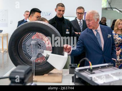 Il Prince of Wales vede alcuni dei progetti vincenti per il concorso inaugurale Terra carta Design Lab per aiutare i cambiamenti climatici, presso il Royal College of Art Dyson Gallery di Londra. Data foto: Mercoledì 27 aprile 2022. Foto Stock
