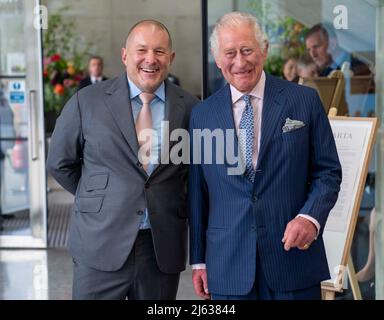 Il Principe del Galles con Sir Jony Ive, Cancelliere del Royal College of Art, vede alcuni dei progetti vincenti per il concorso inaugurale Terra carta Design Lab per aiutare i cambiamenti climatici, presso il Royal College of Art Dyson Gallery di Londra. Data foto: Mercoledì 27 aprile 2022. Foto Stock