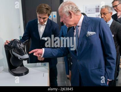 Il Principe del Galles vede un dispositivo indossabile per i bovini per neutralizzare le loro emissioni di metano in tempo reale creato dal gruppo di progettazione Zelp (Zero Emissions Livestock Project) mentre, vede alcuni dei progetti vincenti per il concorso inaugurale Terra carta Design Lab per aiutare il cambiamento climatico, Al Royal College of Art Dyson Gallery di Londra. Data foto: Mercoledì 27 aprile 2022. Foto Stock