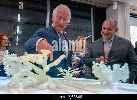 Il Principe del Galles con Sir Jony Ive, Cancelliere del Royal College of Art, vede alcuni dei progetti vincenti per il concorso inaugurale Terra carta Design Lab per aiutare i cambiamenti climatici, presso il Royal College of Art Dyson Gallery di Londra. Data foto: Mercoledì 27 aprile 2022. Foto Stock