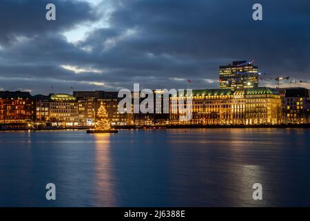 Amburgo, Germania-01062022:foto notturna dell'alster interno di amburgo con l'albero di natale illuminato e l'hotel Four Seasons sullo sfondo Foto Stock