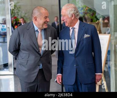 Il Principe del Galles con Sir Jony Ive, Cancelliere del Royal College of Art, vede alcuni dei progetti vincenti per il concorso inaugurale Terra carta Design Lab per aiutare i cambiamenti climatici, presso il Royal College of Art Dyson Gallery di Londra. Data foto: Mercoledì 27 aprile 2022. Foto Stock