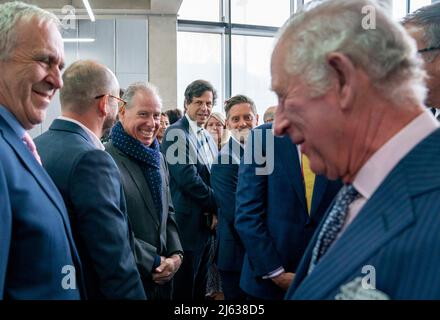 Il Principe di Galles vede il Conte di Snowdon mentre vede alcuni dei progetti vincenti per il concorso inaugurale Terra carta Design Lab per aiutare il cambiamento climatico, presso il Royal College of Art Dyson Gallery di Londra. Data foto: Mercoledì 27 aprile 2022. Foto Stock