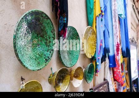 Utensili marocchini unici piatti d'arte sul Street Market nella Medina Foto Stock