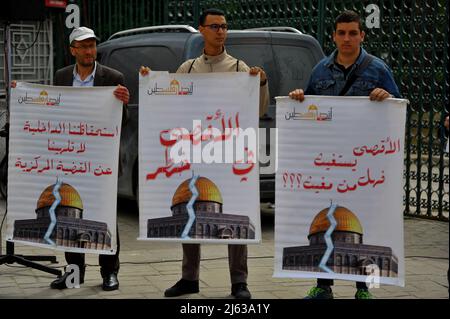 Tunisia. 27th Apr 2022. I sostenitori della Palestina hanno organizzato una veglia a sostegno della Palestina per la moschea al-Aqsa e a sostegno della causa palestinese a Tunisi, Tunisia il 27 aprile 2022 (Foto di Yassine Mahjoub/Sipa USA) Credit: Sipa USA/Alamy Live News Foto Stock