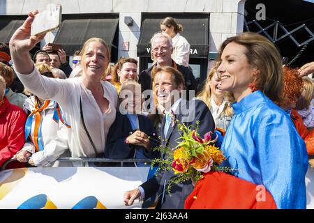 2022-04-27 11:23:57 MAASTRICHT - il principe Floris e la principessa Aimee durante il giorno del re a Maastricht. Dopo due anni di corona silenziosa, gli olandesi celebrano il giorno del Re come al solito. ANP POOL PATRICK VAN KATWIJK paesi bassi fuori - belgio fuori Foto Stock