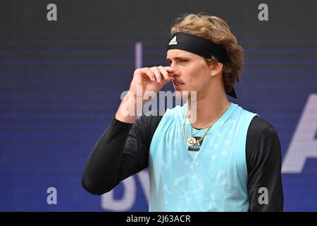 Monaco di Baviera, Germania. 27th Apr 2022. Alexander ZVEREV (GER) gesto, scettico, azione, immagine singola, singolo motivo ritagliato, Metà figura, metà figura, tennis BMW Open 2022 il 27th aprile 2022 a Monaco di Baviera credito: dpa/Alamy Live News Foto Stock