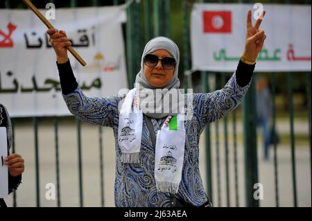 Tunisia. 27th Apr 2022. I sostenitori della Palestina hanno organizzato una veglia a sostegno della Palestina per la moschea al-Aqsa e a sostegno della causa palestinese a Tunisi, Tunisia il 27 aprile 2022 (Foto di Yassine Mahjoub/Sipa USA) Credit: Sipa USA/Alamy Live News Foto Stock