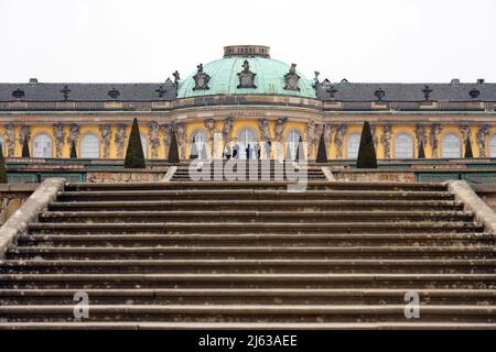 Potsdam, Germania. 17th Mar 2022. Pochi visitatori si trovano di fronte al Palazzo Sanssouci. Credit: Soeren Stache/dpa-Zentralbild/ZB/dpa/Alamy Live News Foto Stock