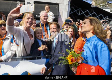 2022-04-27 11:23:58 MAASTRICHT - il principe Floris e la principessa Aimee durante il giorno del re a Maastricht. Dopo due anni di corona silenziosa, gli olandesi celebrano il giorno del Re come al solito. ANP POOL PATRICK VAN KATWIJK paesi bassi fuori - belgio fuori Foto Stock