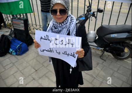 Tunisia. 27th Apr 2022. I sostenitori della Palestina hanno organizzato una veglia a sostegno della Palestina per la moschea al-Aqsa e a sostegno della causa palestinese a Tunisi, Tunisia il 27 aprile 2022 (Foto di Yassine Mahjoub/Sipa USA) Credit: Sipa USA/Alamy Live News Foto Stock