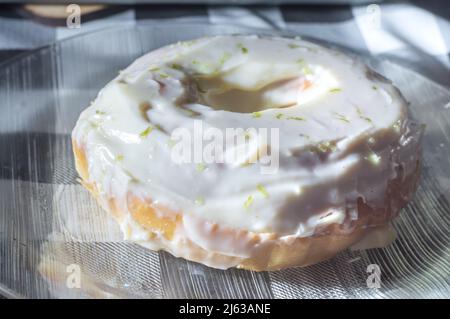 Ciambella grande con crema al limone su un piatto trasparente. Foto Stock