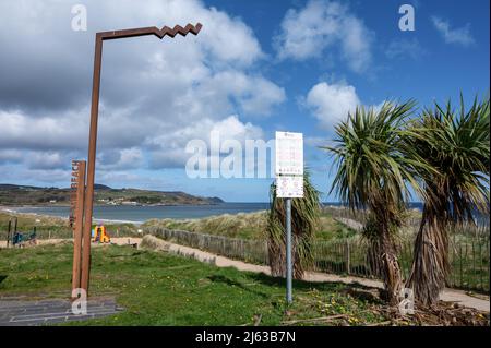 Culdaff, Irlanda - 18 aprile 2022: Il cartello Wild Atlantic Way a Culdaff Beach, Donegal Ireland Foto Stock