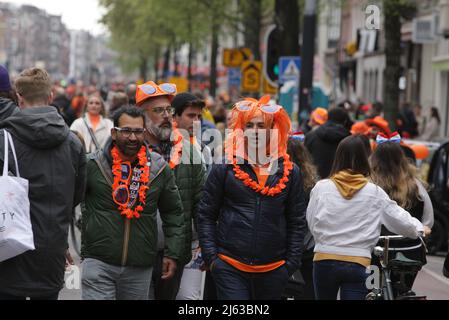 Amsterdam, Paesi Bassi. 27th Apr 2022. I membri del pubblico festeggiano il King's Day in strada il 27 aprile 2022 ad Amsterdam, Paesi Bassi. La celebrazione del compleanno del Re è una festa nazionale, non poteva essere celebrata come al solito negli ultimi due anni a causa della pandemia del coronavirus. (Foto di Paulo Amorim/Sipa USA) Credit: Sipa USA/Alamy Live News Foto Stock