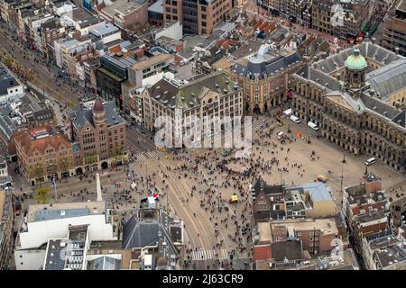 2022-04-27 13:04:33 AMSTERDAM - Vista aerea del Palazzo reale di Amsterdam in Piazza Dam durante il giorno del Re. Dopo due anni in cui la Giornata del Re doveva essere celebrata su piccola scala a causa della pandemia della corona, la festa sarà celebrata esuberante come al solito quest'anno. ANP BRAM VAN DE BIESES netherlands OUT - belgium OUT Credit: ANP/Alamy Live News Foto Stock