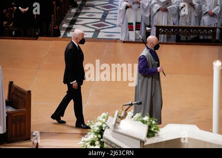 Washington, Stati Uniti. 27th Apr 2022. Il Presidente DEGLI STATI UNITI Joe Biden partecipa ai funerali dell'ex Segretario di Stato Madeleine Albright alla Cattedrale Nazionale di Washington, DC mercoledì 27 aprile 2022. Foto di Yuri Gripas/UPI Credit: UPI/Alamy Live News Foto Stock