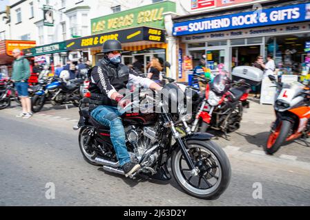 Il motociclista Harley Davidson passa davanti ai commercianti durante il raduno motociclistico Southend Shakedown 2022 a Southend on Sea, Essex, Regno Unito. Foto Stock