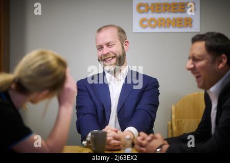 Rosyth Scozia, Regno Unito, aprile 27 2022. Jonathan Reynolds, Segretario di Stato ombra del lavoro per la strategia industriale e commerciale, si unisce a Anas Sarwar, leader del lavoro scozzese, in una visita alla caffetteria della comunità S.H.I.E.L.D di Rosyth dove parlano al personale e ai clienti del crescente costo della vita. Credit sst/alamy Live news Foto Stock