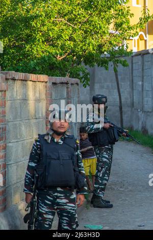 Srinagar, India. 26th Apr 2022. I soldati paramilitari indiani prendono posizione durante un'operazione di ricerca e cordone massiccio nel villaggio di Mitrigam nel distretto di Pulwama. Il soldato dell'esercito indiano è stato ferito in un incontro nella zona di Mitrigam Murran nel distretto di Pulwama nel Kashmir meridionale. I funzionari di polizia hanno detto che l'operazione è in corso come cordone massiccio e l'operazione di ricerca continuano nella zona. (Credit Image: © Faisal Bashir/SOPA Images via ZUMA Press Wire) Foto Stock