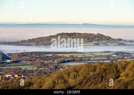 Un'inversione di temperatura che fa sì che la nebbia oscuri la vale di Gloucester, Inghilterra Regno Unito. Churchdown Hill (Choosed Hill) è in piedi chiaro. Foto Stock