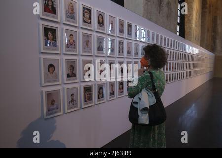 Difendere la libertà”. Un progetto militante d'arte dedicato all'Ucraina, esposto alla Scuola Grande della Misericordia di Venezia, 27 aprile 2022 Foto Stock