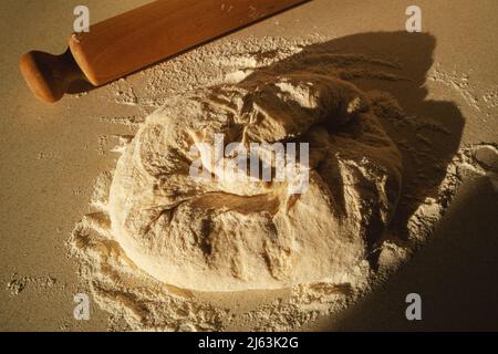 Impasto di pane preparato, massa cosparsa di farina sul tavolo. Foto Stock