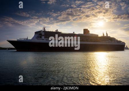 Cunard Liner Queen Mary 2 passando il Town Quay mentre parte da Southampton per New York il 24 aprile 2022. Southampton, Inghilterra Foto Stock