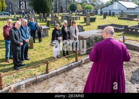 Dunmanway, West Cork, Irlanda. 27th Apr 2022. Oggi è il 100th anniversario delle uccisioni della Bandon Valley, dove 3 uomini da Dunmanway sono stati uccisi. Il Vescovo di Cork, Cloyne e Ross, il Dr. Paul Colton, parla prima di posare una corona sulla tomba della vittima di 72 anni Francis Fitzmaurice. Credit: AG News/Alamy Live News Foto Stock