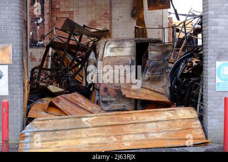 Locali commerciali e attrezzature distrutte da un incendio in un attacco di arson. Tiverton Devon Regno Unito Foto Stock