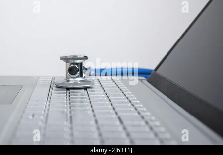 Stetoscopio su laptop. Telemedicina, concetto di telesaluità. Trattamento remoto dei pazienti. Foto di alta qualità Foto Stock