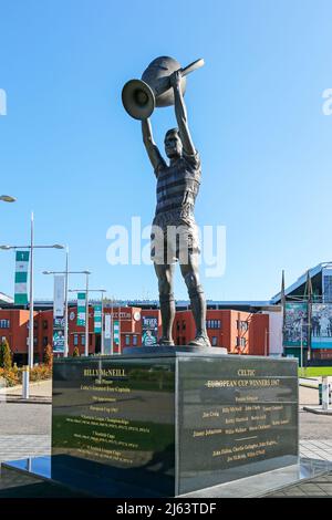 Statua di Billy McNeil che tiene una coppa significa la loro European Cup nel 1967, fuori dallo stadio di calcio Parkhead, la casa del Celtic FC Foto Stock