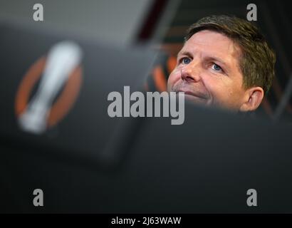 Londra, Regno Unito. 27th Apr 2022. L'allenatore di Francoforte Oliver Glasner parla durante la conferenza stampa di Eintracht Frankfurt all'Olympiastadion, davanti alla semifinale della prima tappa al West Ham United. Credit: Arne Dedert/dpa/Alamy Live News Foto Stock