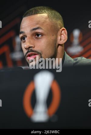 Londra, Regno Unito. 27th Apr 2022. La scrofa di Gibril di Francoforte parla durante la conferenza stampa di Eintracht Frankfurt all'Olympiastadion, davanti alla semifinale della prima tappa al West Ham United. Credit: Arne Dedert/dpa/Alamy Live News Foto Stock