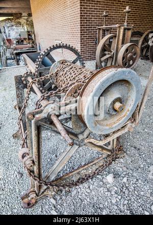 Vecchio macchinario e altri manufatti e reliquie appena giù dall'edificio Enginuity al Museo del ferro, Coalbrookdale, Shropshire Foto Stock